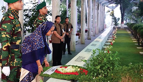 শেখ রাসেলের সমাধিতে প্রধানমন্ত্রীর শ্রদ্ধা